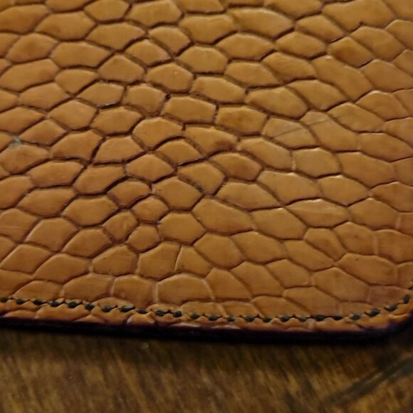 🍁 Pocket Money & Card Holder – Maple Leaf Carved Leather with Beaver Tail - Picture 4 of 6